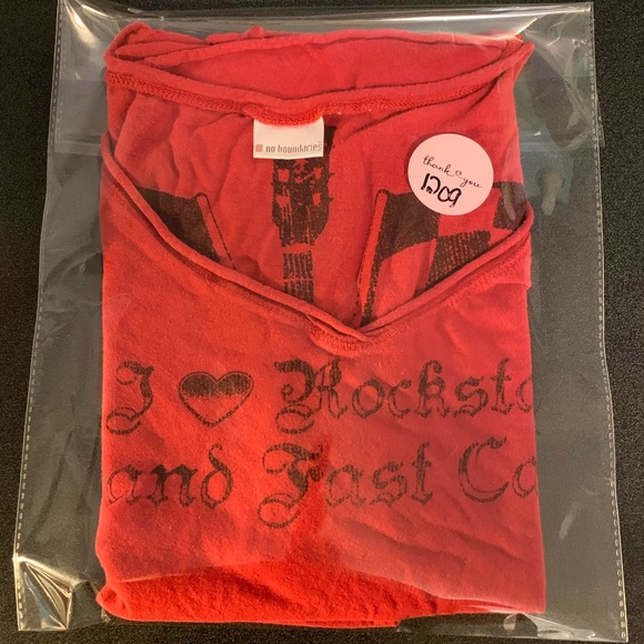 🦄Bundle 5/$10🦄
#1209 Retro tee (2small pinholes) - Picture 5 of 5